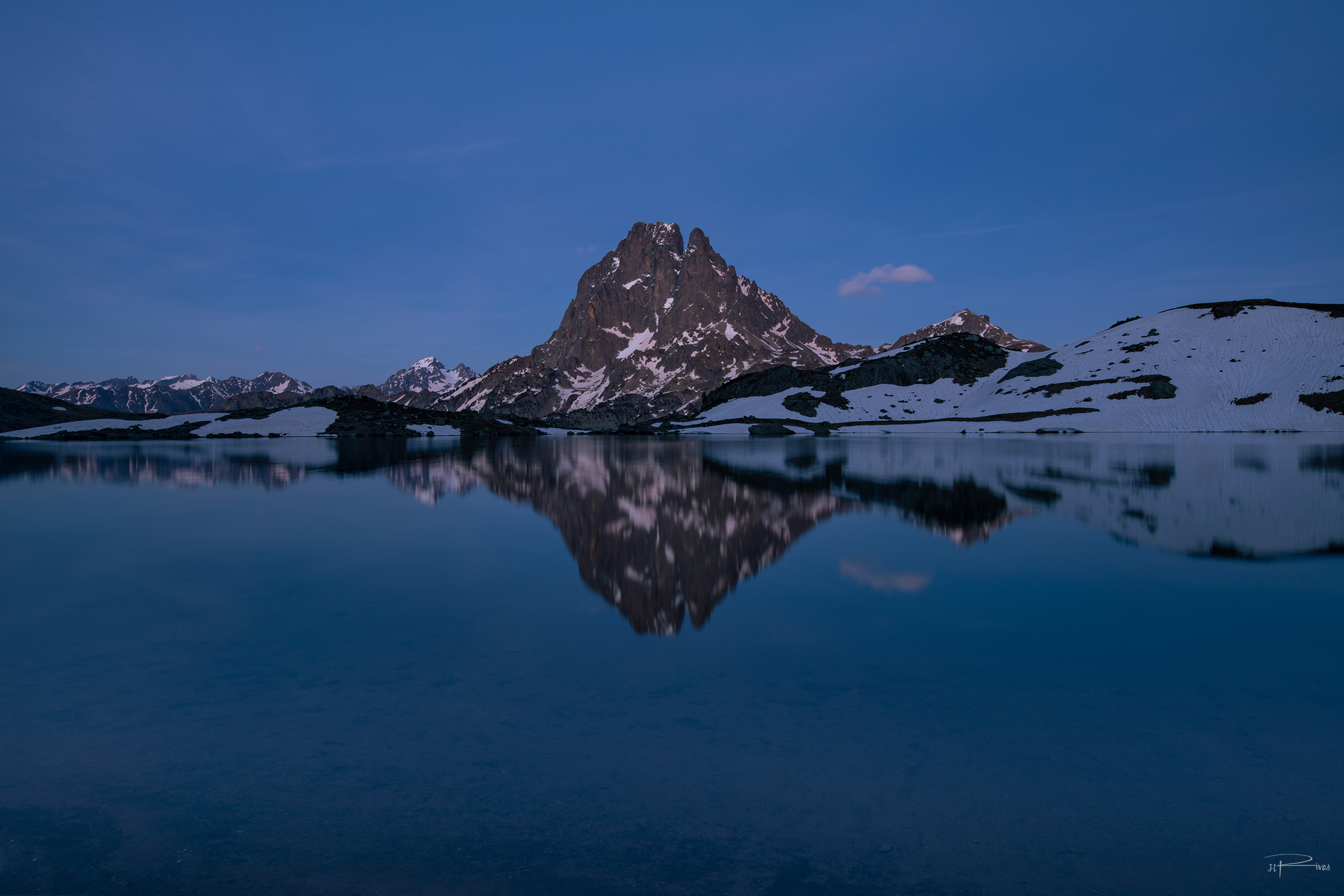 Pic du Midi d'Ossau à l'heure bleue
